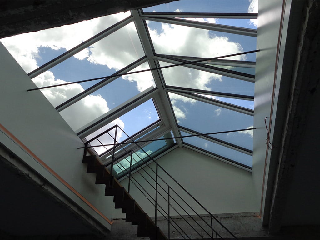 Sicht von unten: GLASOLUX Dachschiebefenster integriert in einer Satteldachverglasung