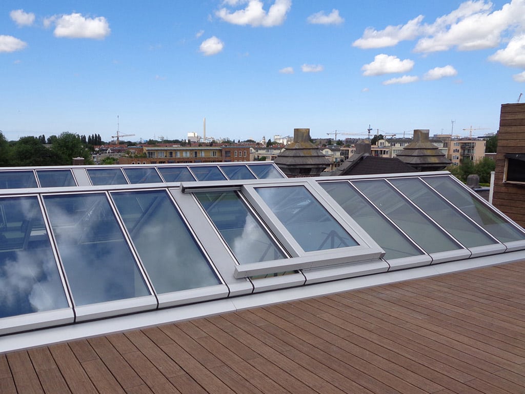 Amsterdam: Außenansicht eines GLASOLUX Dachschiebefensters integriert in einer Satteldachverglasung